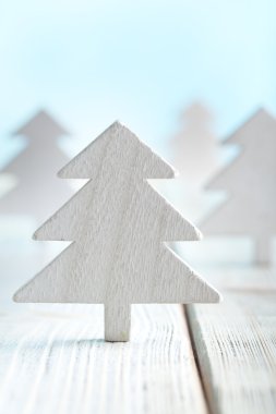 Ahşap ve mavi arka plan üzerinde Noel ağaçları