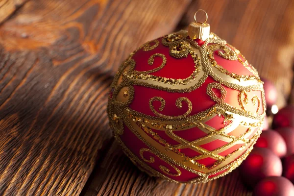 Kerstballen op houten achtergrond — Stockfoto