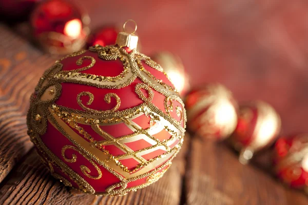 Kerstballen op houten achtergrond — Stockfoto