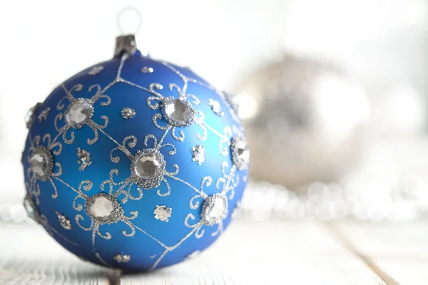Boule de Noël sur fond argenté — Photo