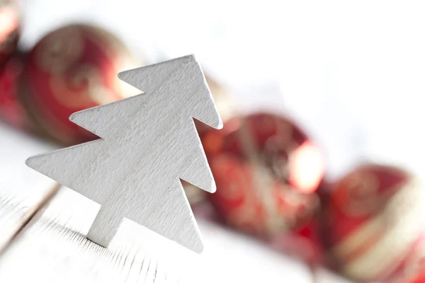 Árbol de Navidad blanco y adornos rojos — Foto de Stock