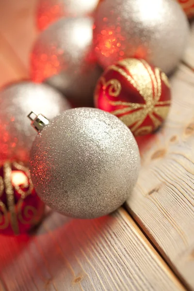 Vánoční ozdoby na dřevěném pozadí — Stock fotografie