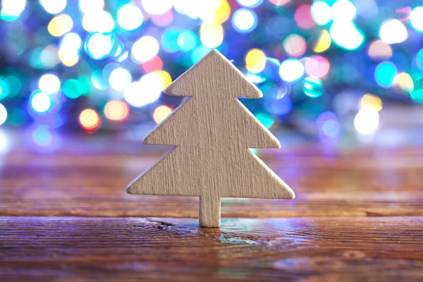 Aydınlatma arka plan üzerinde ahşap Noel ağacı — Stok fotoğraf