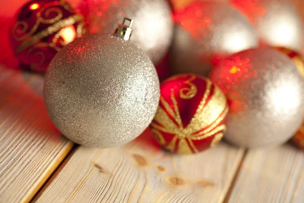 Balones de Navidad sobre fondo de madera —  Fotos de Stock