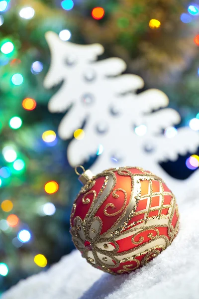 Bauble de Natal vermelho na neve — Fotografia de Stock