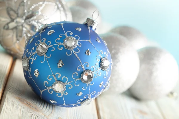 Karácsonyi Baubles fából készült háttér — Stock Fotó