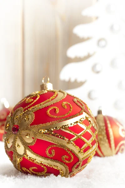 A hó piros karácsonyi baubles — Stock Fotó