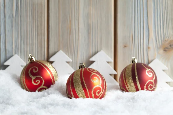 Boules et arbres de Noël sur neige — Photo