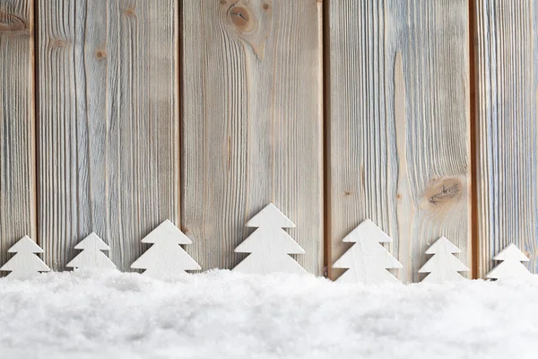 Karácsonyfák, a hó és a fából készült háttér — Stock Fotó
