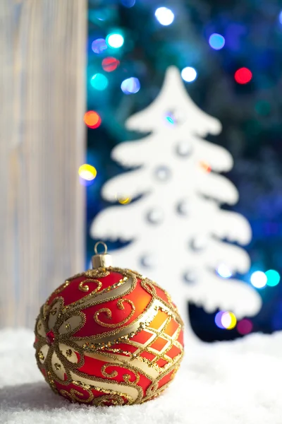 Rode Kerstbal op sneeuw — Stockfoto