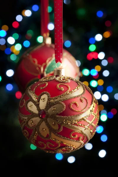 Bola de Navidad sobre fondo de iluminación — Foto de Stock