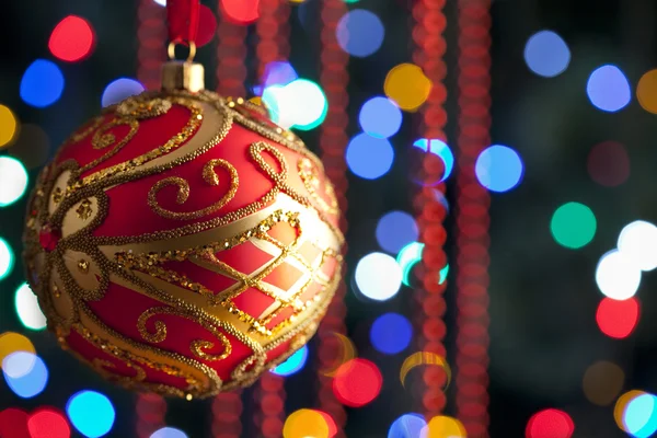 Natal bugiganga no fundo de iluminação — Fotografia de Stock