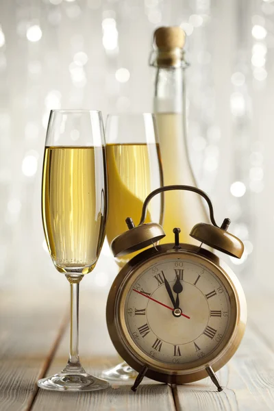 Gott nytt år - glas champagne och väckarklocka — Stockfoto