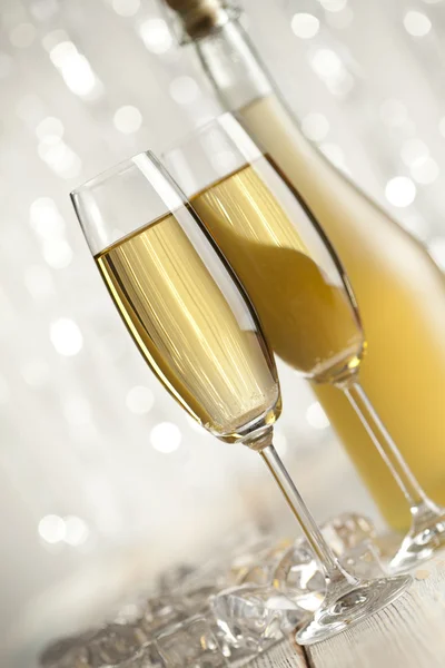 Gelukkig Nieuwjaar - twee glazen en een fles champagne — Stockfoto