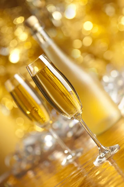 Ευτυχισμένο το νέο έτος - δύο ποτήρια και μπουκάλι σαμπάνια στο χρυσό s — Φωτογραφία Αρχείου