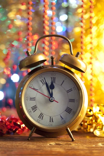 Frohes neues Jahr - Wecker auf leuchtendem Hintergrund — Stockfoto