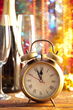 Mutlu yeni yıl - şampanya ve çalar saat