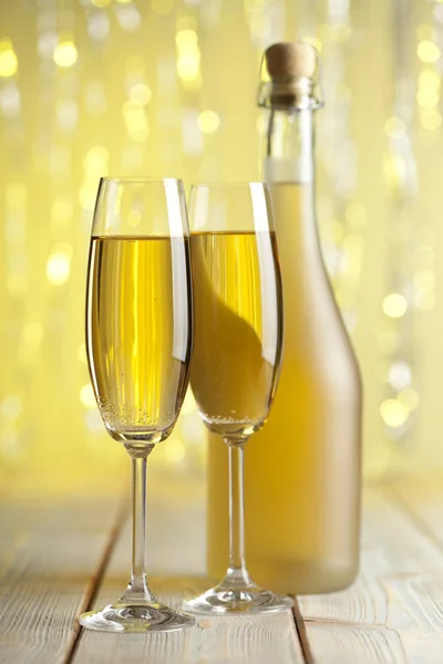 С Новым годом - два бокала шампанского — стоковое фото