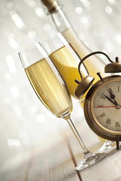 New Years Eve - champagne en wekker — Stockfoto