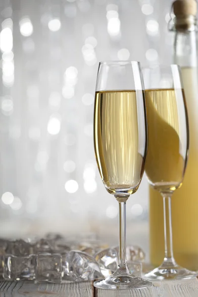 С Новым годом - два бокала и бутылка шампанского — стоковое фото