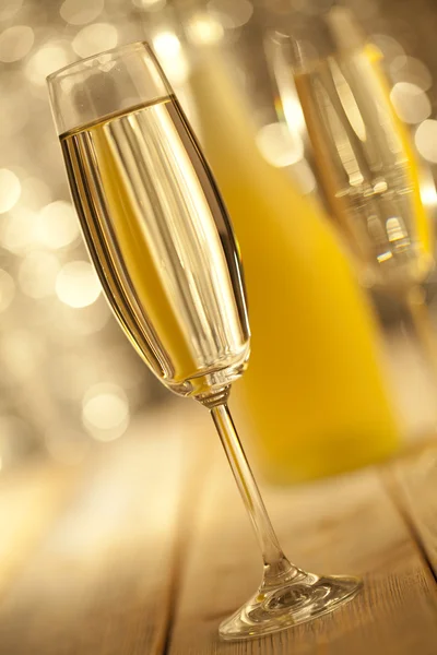 Glas champage op bokeh achtergrond — Stockfoto