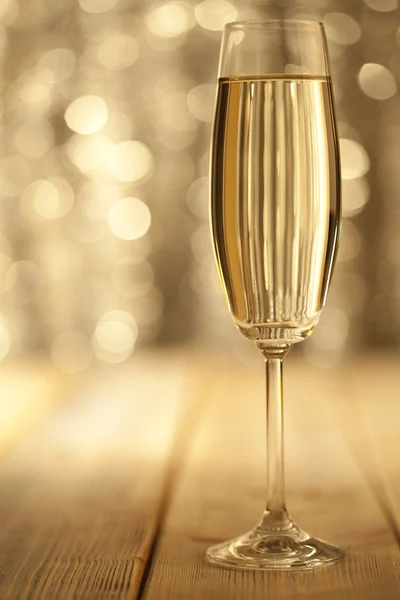 Glas champage op bokeh achtergrond — Stockfoto