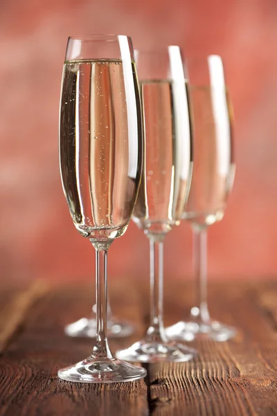 Bardak şampanya kırmızı zemin üzerine — Stok fotoğraf