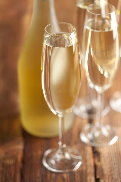 Sklenice šampaňského na dřevěné pozadí — Stock fotografie