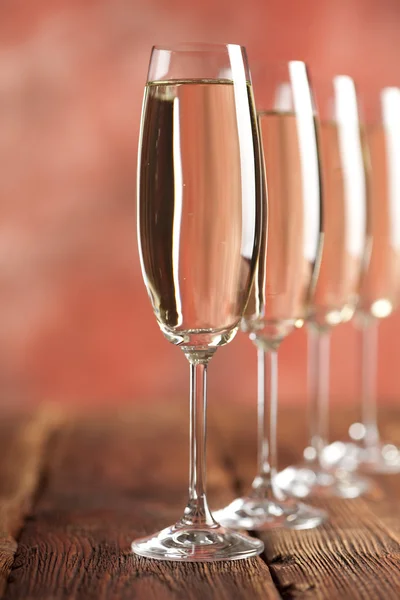 Gläser Champagner auf rotem Hintergrund — Stockfoto