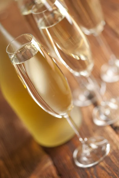 木製の背景にシャンパンのグラス — ストック写真