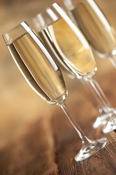 Sklenice šampaňského na dřevěné pozadí — Stock fotografie