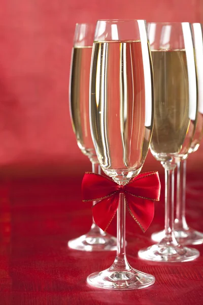 赤の背景にシャンパンのグラス — ストック写真
