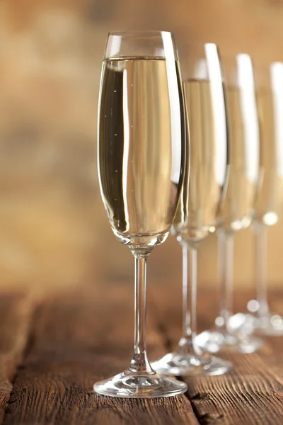 茶色の背景にシャンパンのグラス — ストック写真