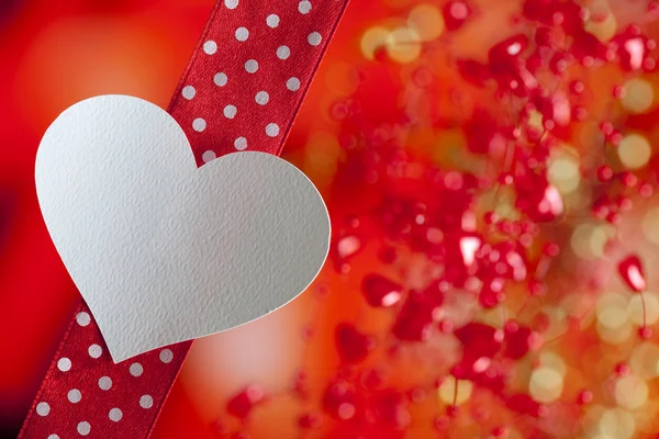 Dia dos Namorados fundo - forma de coração no fundo vermelho — Fotografia de Stock