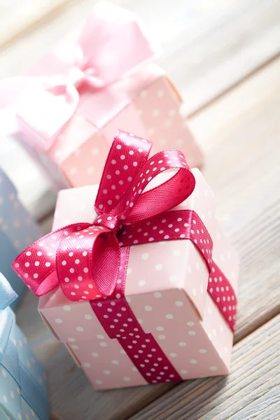 Rosa und blaue Geschenkboxen — Stockfoto