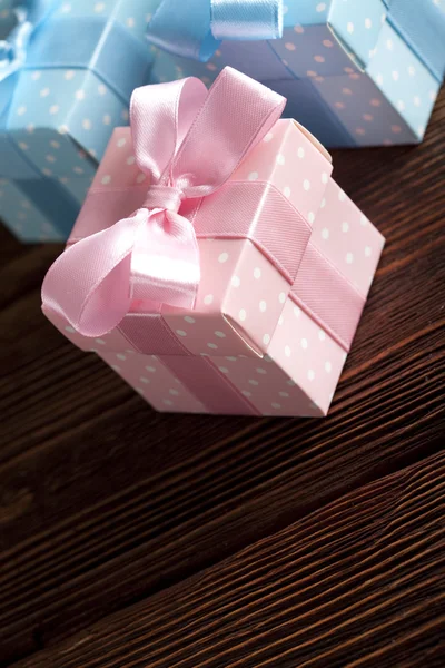 Drei farbige Geschenkboxen auf Holzgrund — Stockfoto