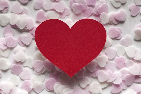 Corazón rojo y corazones rosas en el fondo — Foto de Stock