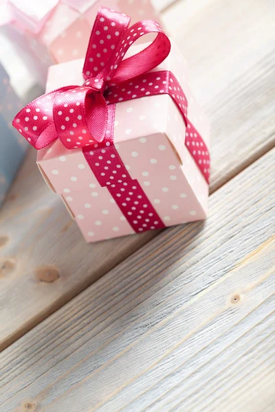 Pembe ve mavi hediye kutuları — Stok fotoğraf