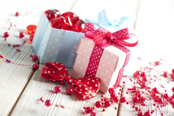 Cajas de regalo de colores sobre fondo de madera —  Fotos de Stock