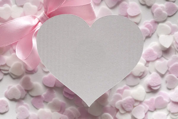 Vorm van hart, roze boog en vele harten op achtergrond — Stockfoto
