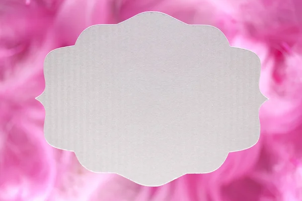 Белая бумажная этикетка на розовом фоне — стоковое фото