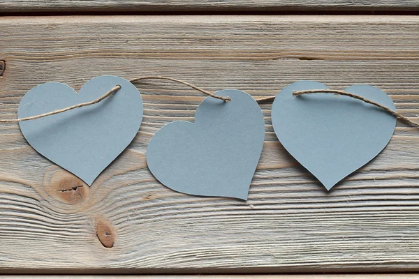 Τρεις χαρτί καρδιά σε ξύλο — Φωτογραφία Αρχείου