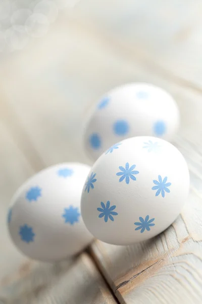 Három húsvéti tojás fa háttér — Stock Fotó