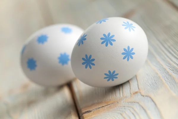 Due uova di Pasqua su assi di legno — Foto Stock