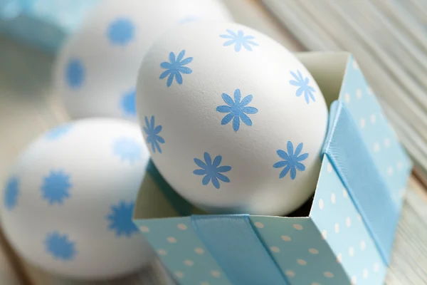 Huevo de Pascua en una caja de regalo sobre fondo de madera —  Fotos de Stock