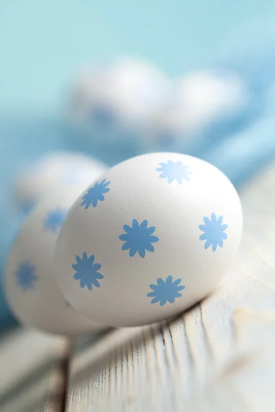 Uova di Pasqua bianche su sfondo blu — Foto Stock