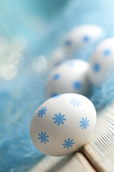 Ovos de Páscoa em fundo azul — Fotografia de Stock