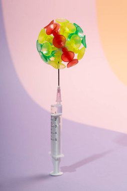 Corona virüsü aşısı virüs hücresine enjekte edildi - konsept