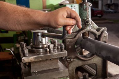 Profesyonel işçiler metal parçaları, büyük endüstriyel fabrika imajındaki metal makineleri için değirmen işlemini yapıyor.