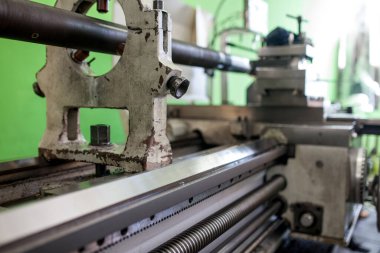 Profesyonel işçiler metal parçaları, büyük endüstriyel fabrika imajındaki metal makineleri için değirmen işlemini yapıyor.
